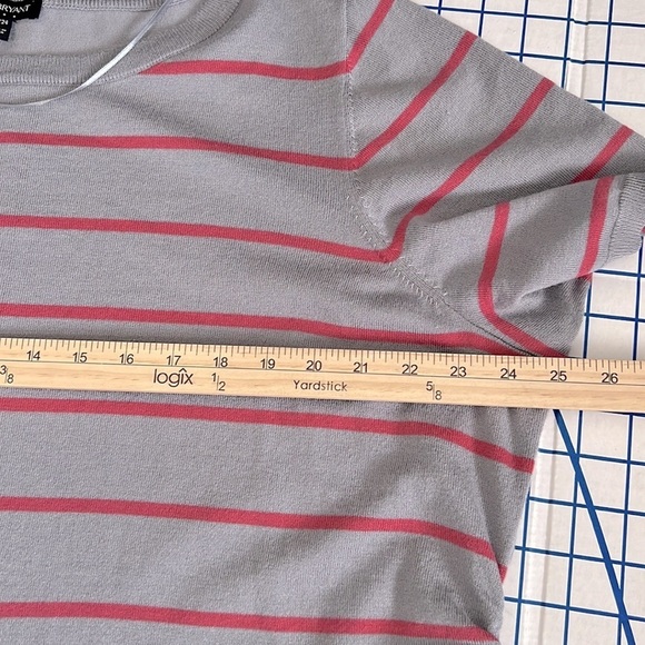 LANE BRYANT OUTLET SWEATER SZ 22/24 GRAY PINK STRIPE RUCHED SIDES SHORT SLEEVE - Picture 5 of 7